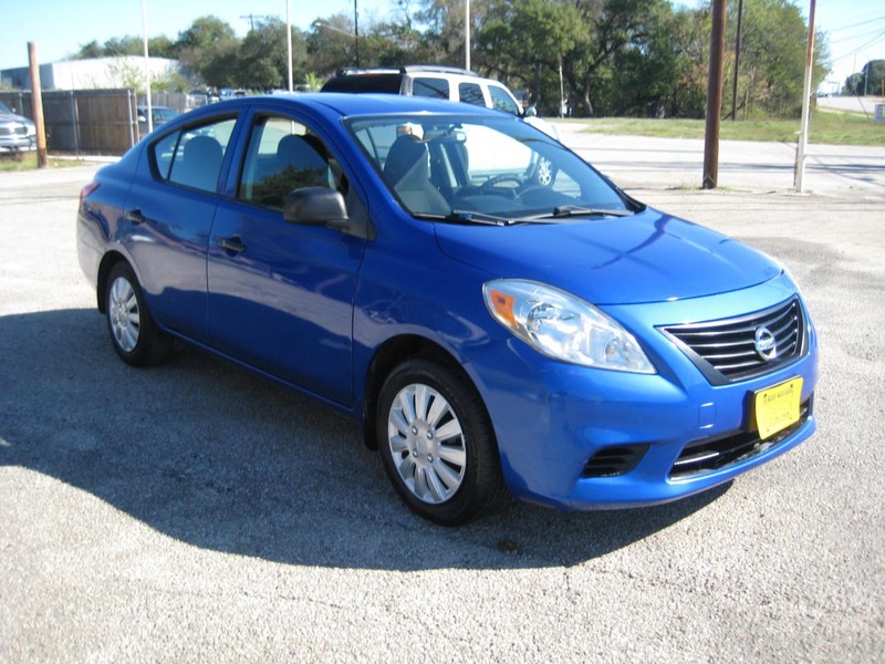 Nissan Versa Vehicle Full-screen Gallery Image 08