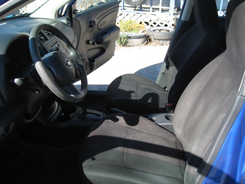 Nissan Versa Vehicle Full-screen Gallery Image 17