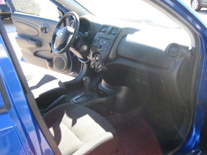 Nissan Versa Vehicle Full-screen Gallery Image 19