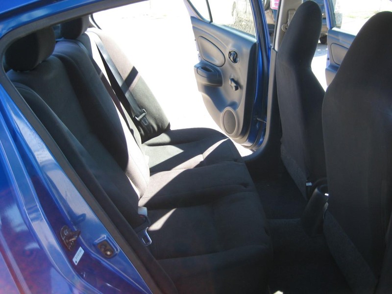Nissan Versa Vehicle Full-screen Gallery Image 23