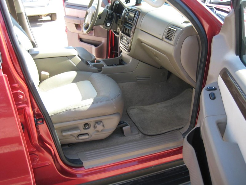 Ford Explorer Vehicle Image 13