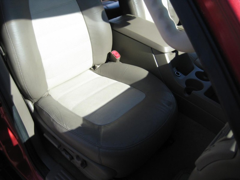 Ford Explorer Vehicle Image 14