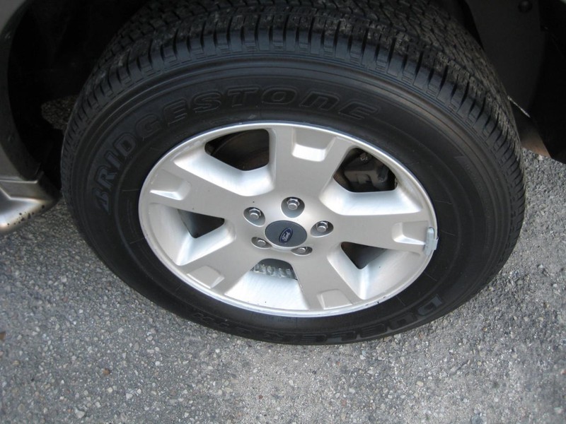 Ford Explorer Vehicle Full-screen Gallery Image 16