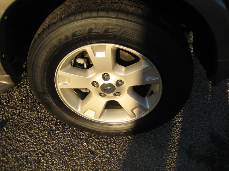 Ford Explorer Vehicle Full-screen Gallery Image 18