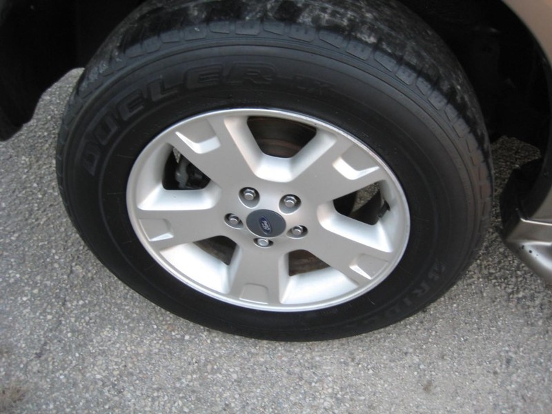 Ford Explorer Vehicle Full-screen Gallery Image 19