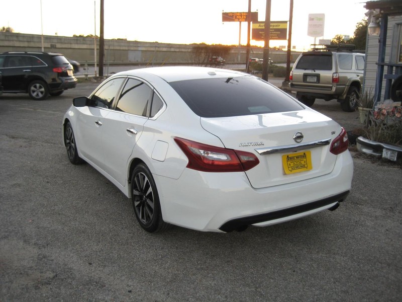 Nissan Altima Vehicle Full-screen Gallery Image 03