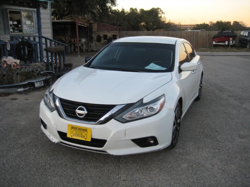 Nissan Altima Vehicle Full-screen Gallery Image 04