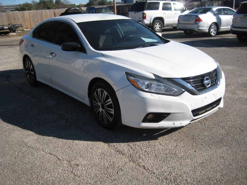 Nissan Altima Vehicle Full-screen Gallery Image 07