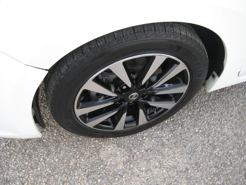 Nissan Altima Vehicle Full-screen Gallery Image 08