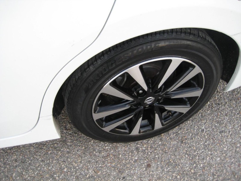 Nissan Altima Vehicle Full-screen Gallery Image 09