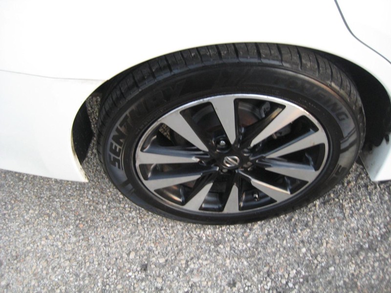 Nissan Altima Vehicle Full-screen Gallery Image 10