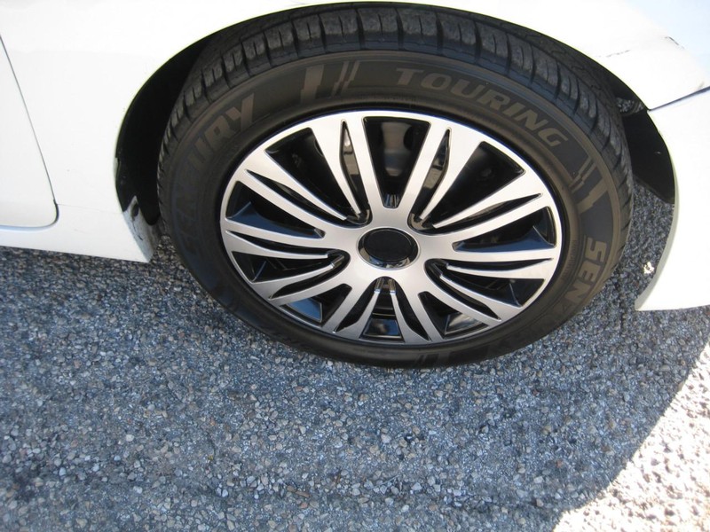 Nissan Altima Vehicle Full-screen Gallery Image 11