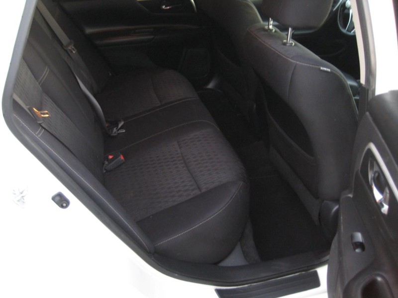 Nissan Altima Vehicle Full-screen Gallery Image 12