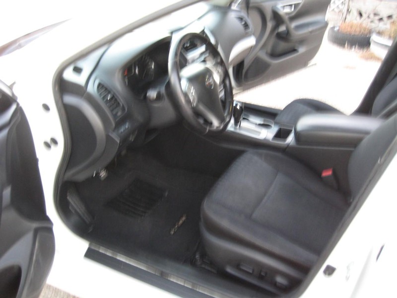 Nissan Altima Vehicle Full-screen Gallery Image 13