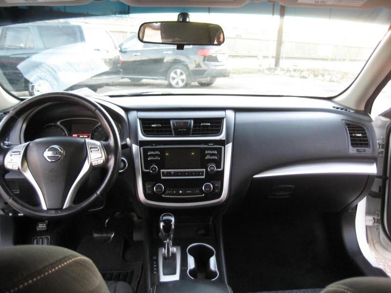 Nissan Altima Vehicle Full-screen Gallery Image 19