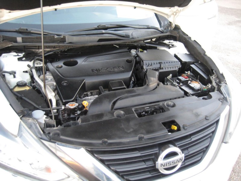 Nissan Altima Vehicle Full-screen Gallery Image 20