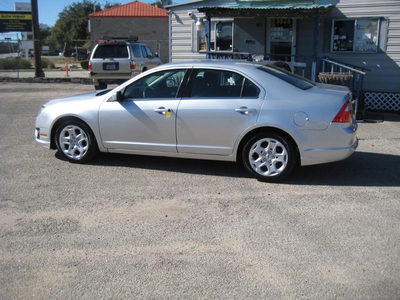 Ford Fusion Vehicle Full-screen Gallery Image 02