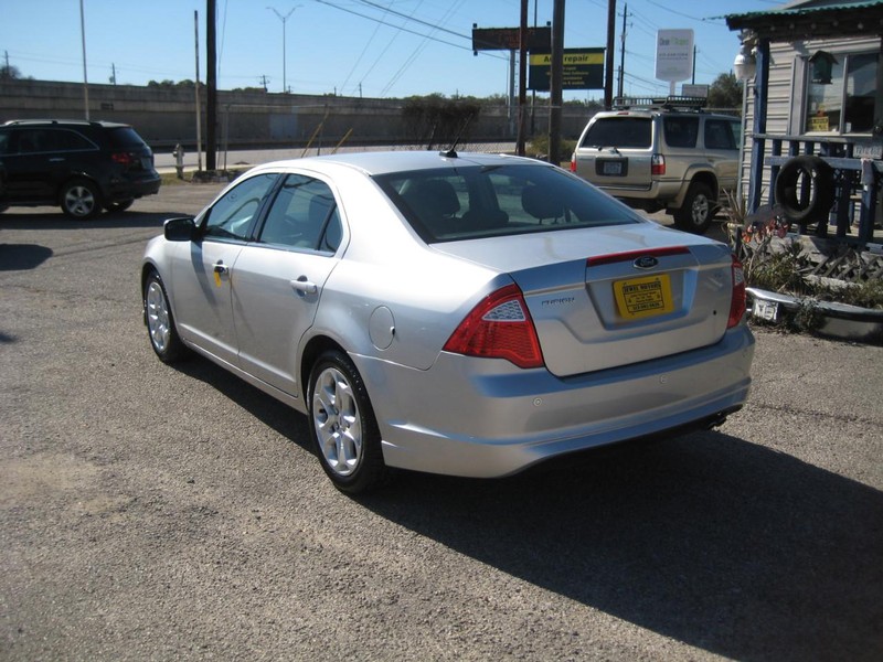 Ford Fusion Vehicle Full-screen Gallery Image 03