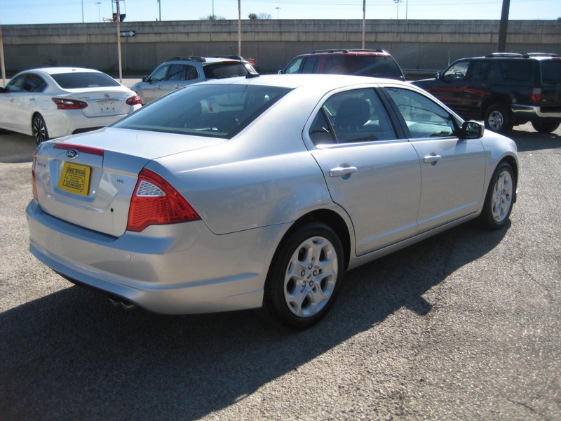 Ford Fusion Vehicle Full-screen Gallery Image 04