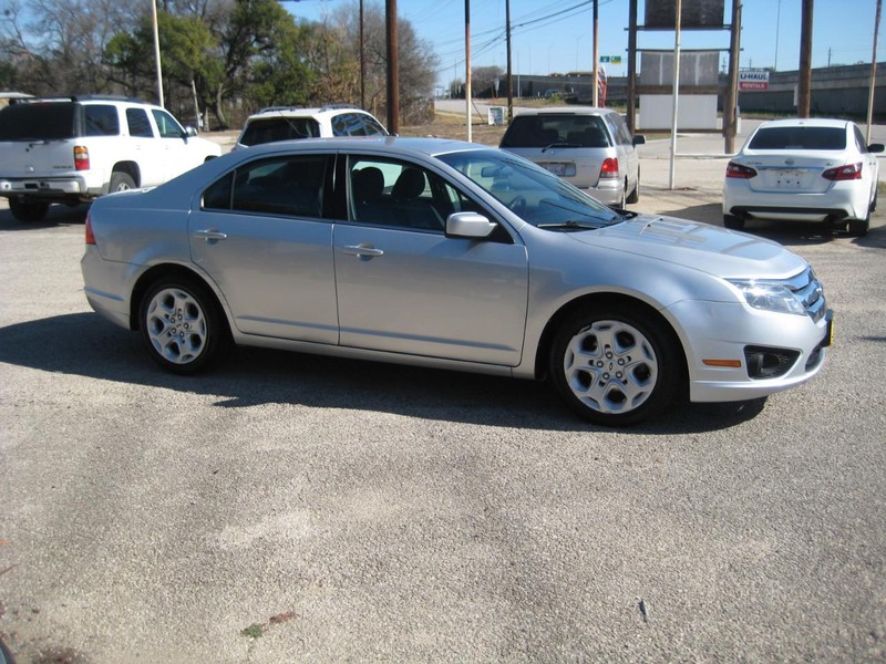 Ford Fusion Vehicle Full-screen Gallery Image 05