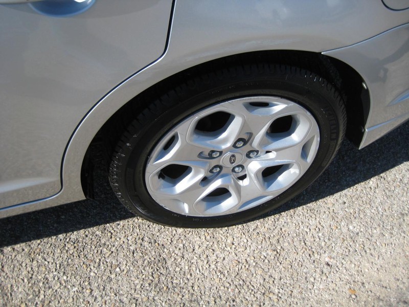 Ford Fusion Vehicle Full-screen Gallery Image 09