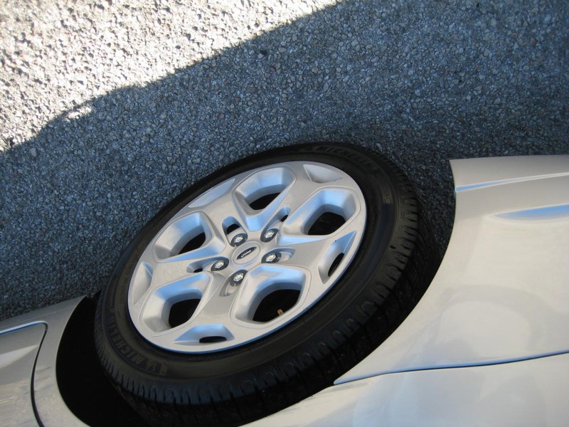 Ford Fusion Vehicle Full-screen Gallery Image 10