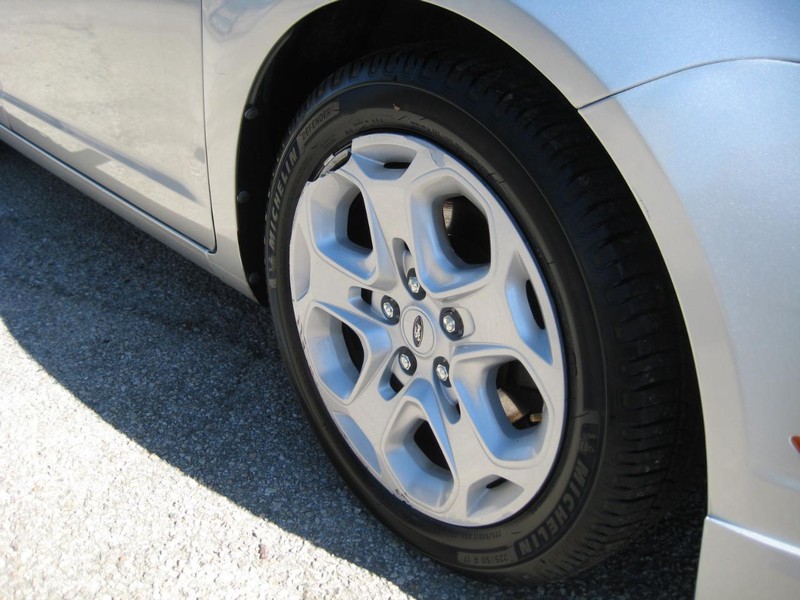 Ford Fusion Vehicle Full-screen Gallery Image 11