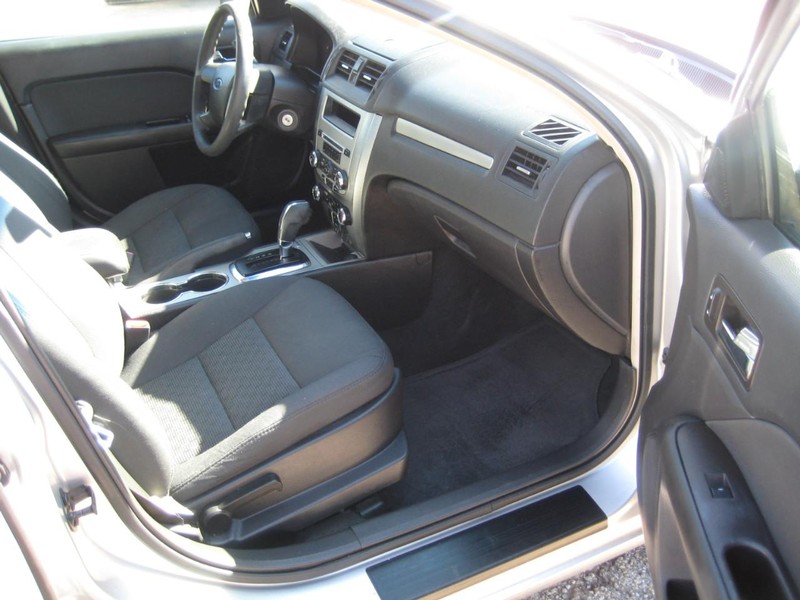 Ford Fusion Vehicle Full-screen Gallery Image 12