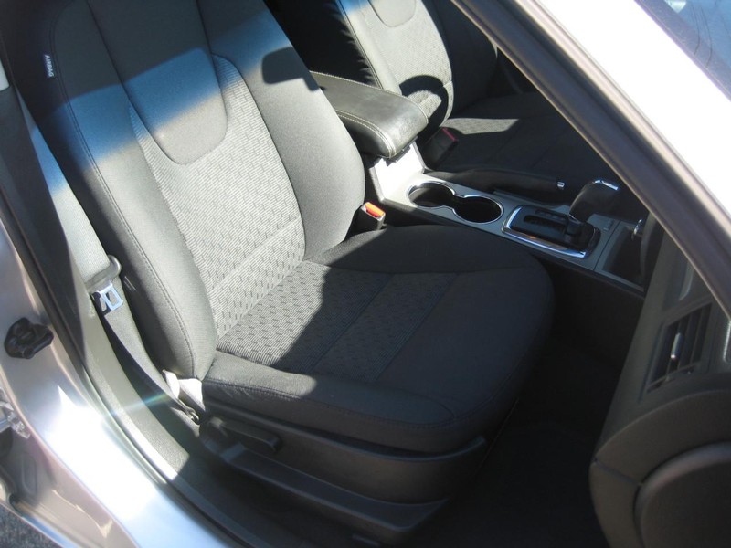 Ford Fusion Vehicle Full-screen Gallery Image 13