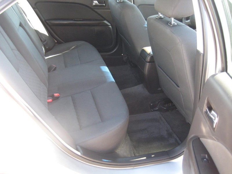 Ford Fusion Vehicle Full-screen Gallery Image 14