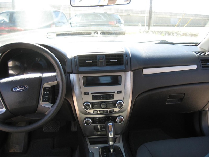 Ford Fusion Vehicle Full-screen Gallery Image 16