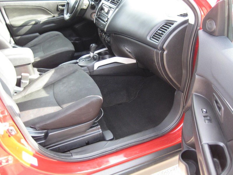 Mitsubishi Outlander Sport Vehicle Image 12