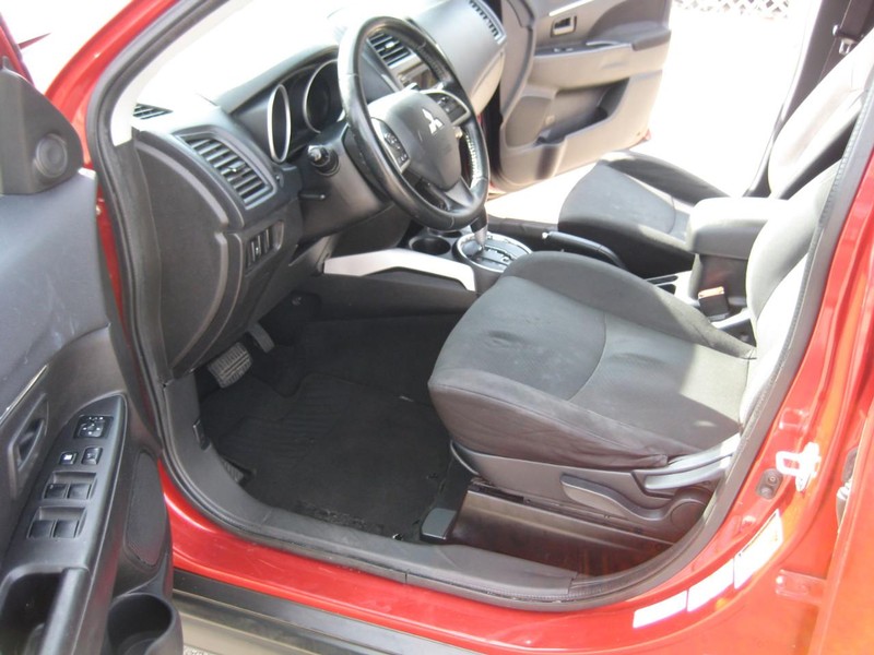 Mitsubishi Outlander Sport Vehicle Image 14