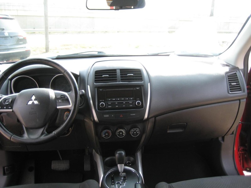 Mitsubishi Outlander Sport Vehicle Image 16