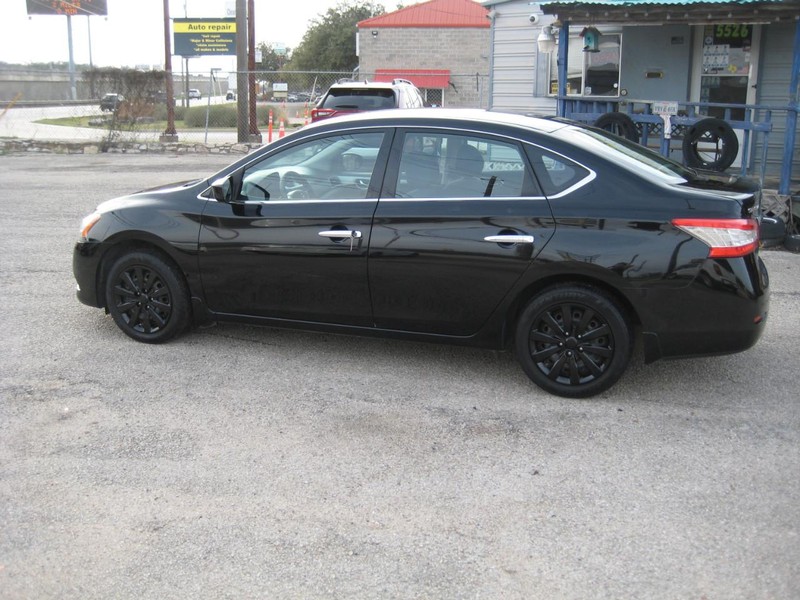 Nissan Sentra Vehicle Full-screen Gallery Image 02