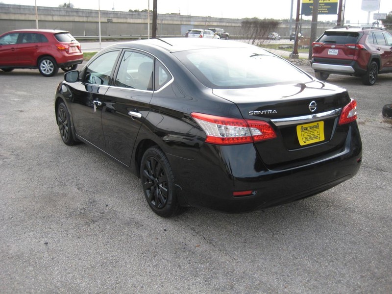 Nissan Sentra Vehicle Full-screen Gallery Image 03