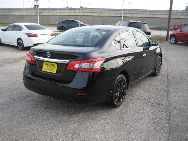 Nissan Sentra Vehicle Full-screen Gallery Image 04