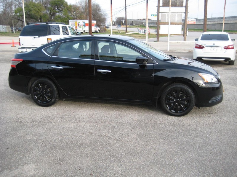 Nissan Sentra Vehicle Full-screen Gallery Image 05