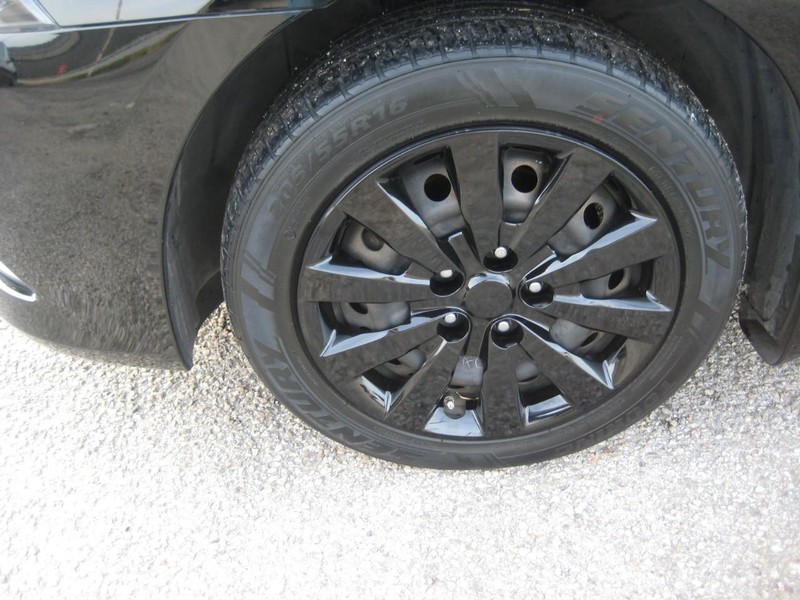 Nissan Sentra Vehicle Full-screen Gallery Image 08