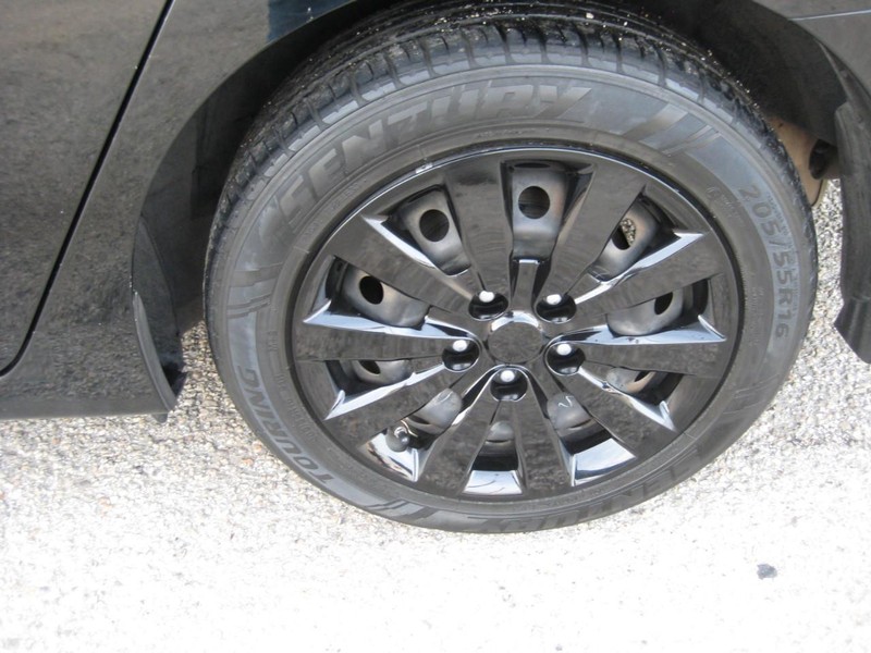 Nissan Sentra Vehicle Full-screen Gallery Image 09