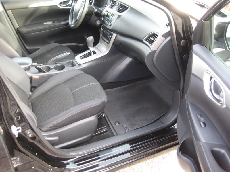 Nissan Sentra Vehicle Full-screen Gallery Image 12