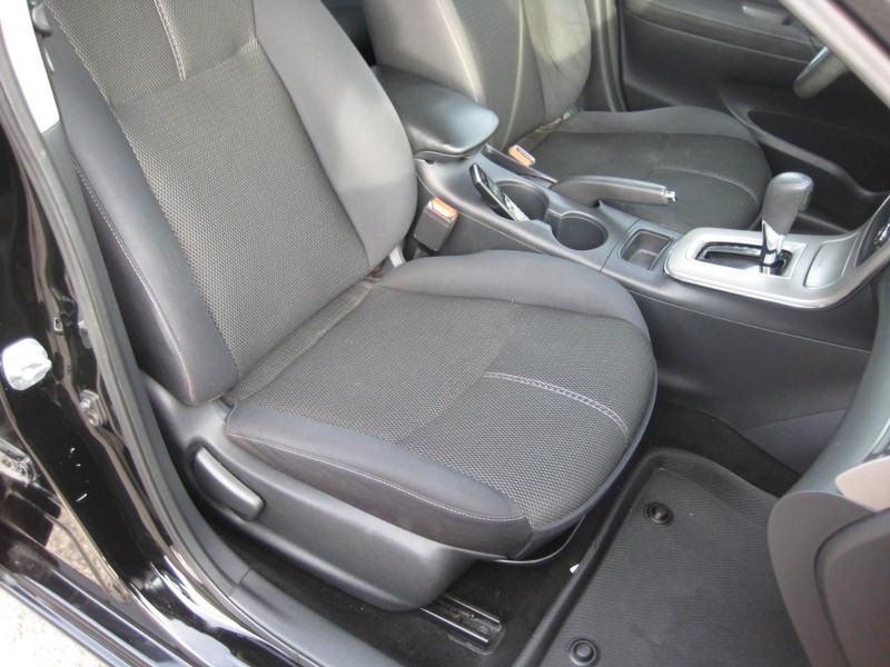 Nissan Sentra Vehicle Full-screen Gallery Image 13