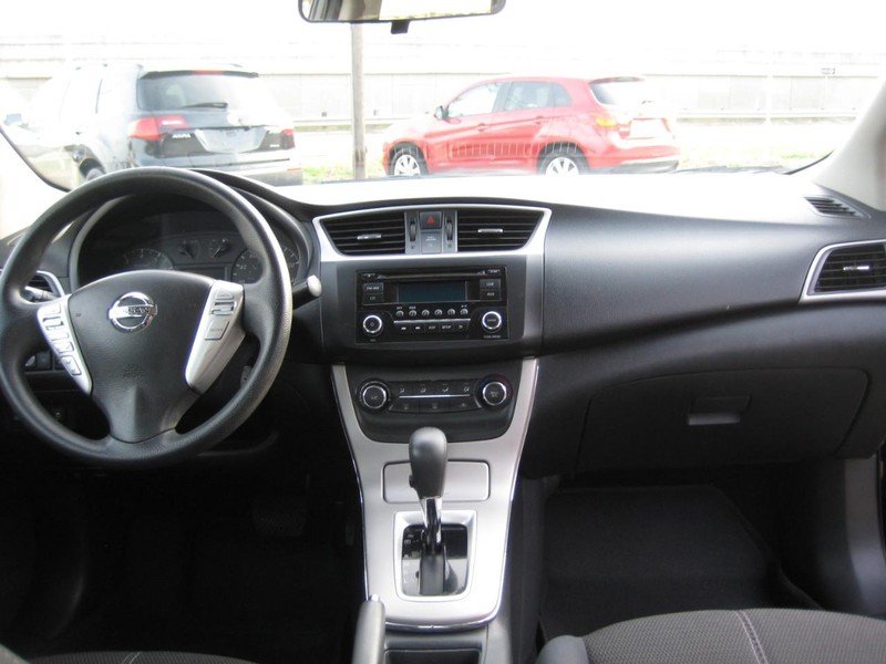 Nissan Sentra Vehicle Full-screen Gallery Image 14