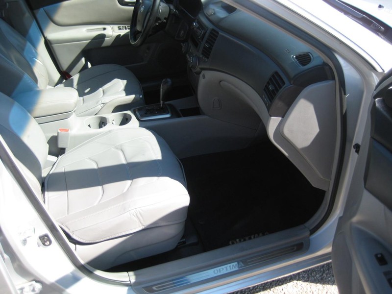 Kia Optima Vehicle Full-screen Gallery Image 12