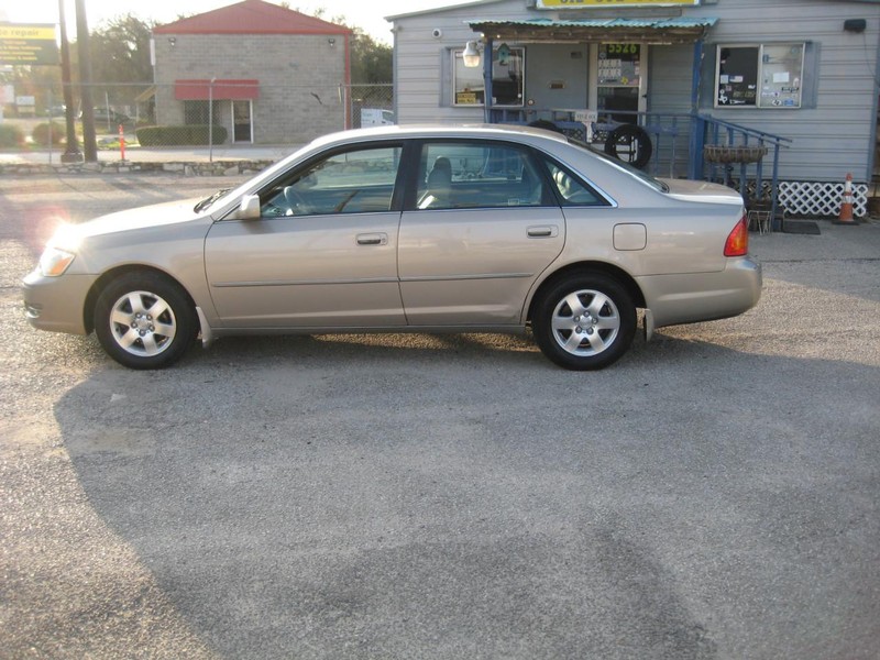 Toyota Avalon Vehicle Full-screen Gallery Image 02