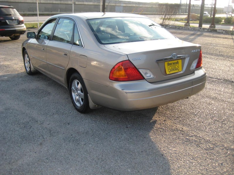 Toyota Avalon Vehicle Full-screen Gallery Image 03