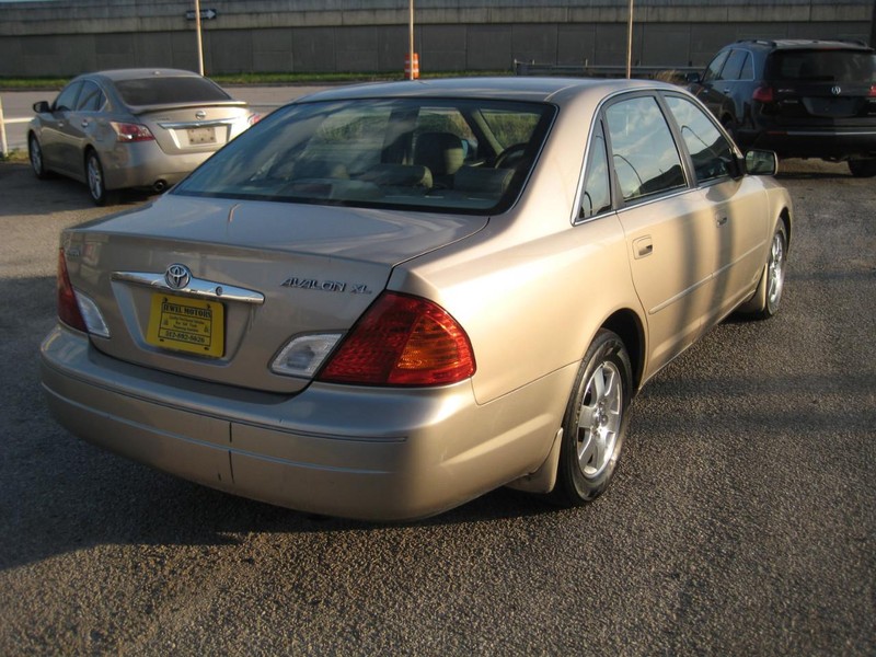 Toyota Avalon Vehicle Full-screen Gallery Image 04