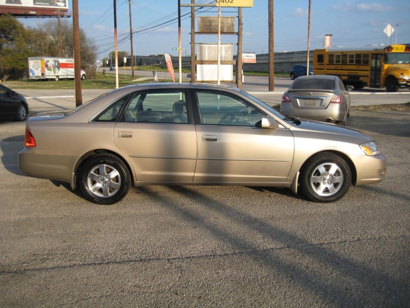 Toyota Avalon Vehicle Full-screen Gallery Image 05