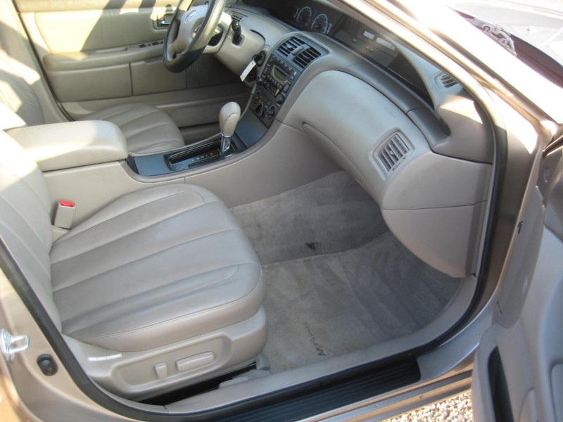 Toyota Avalon Vehicle Full-screen Gallery Image 12