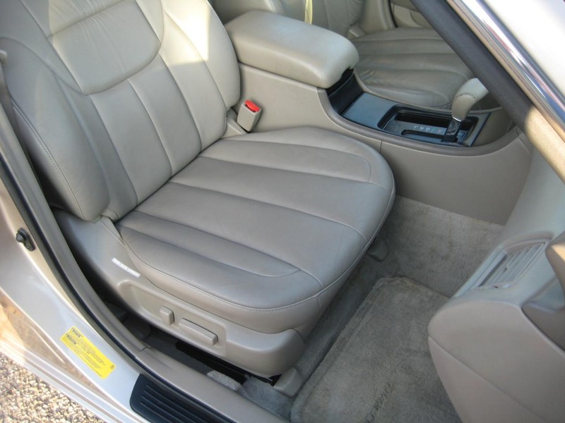 Toyota Avalon Vehicle Full-screen Gallery Image 13